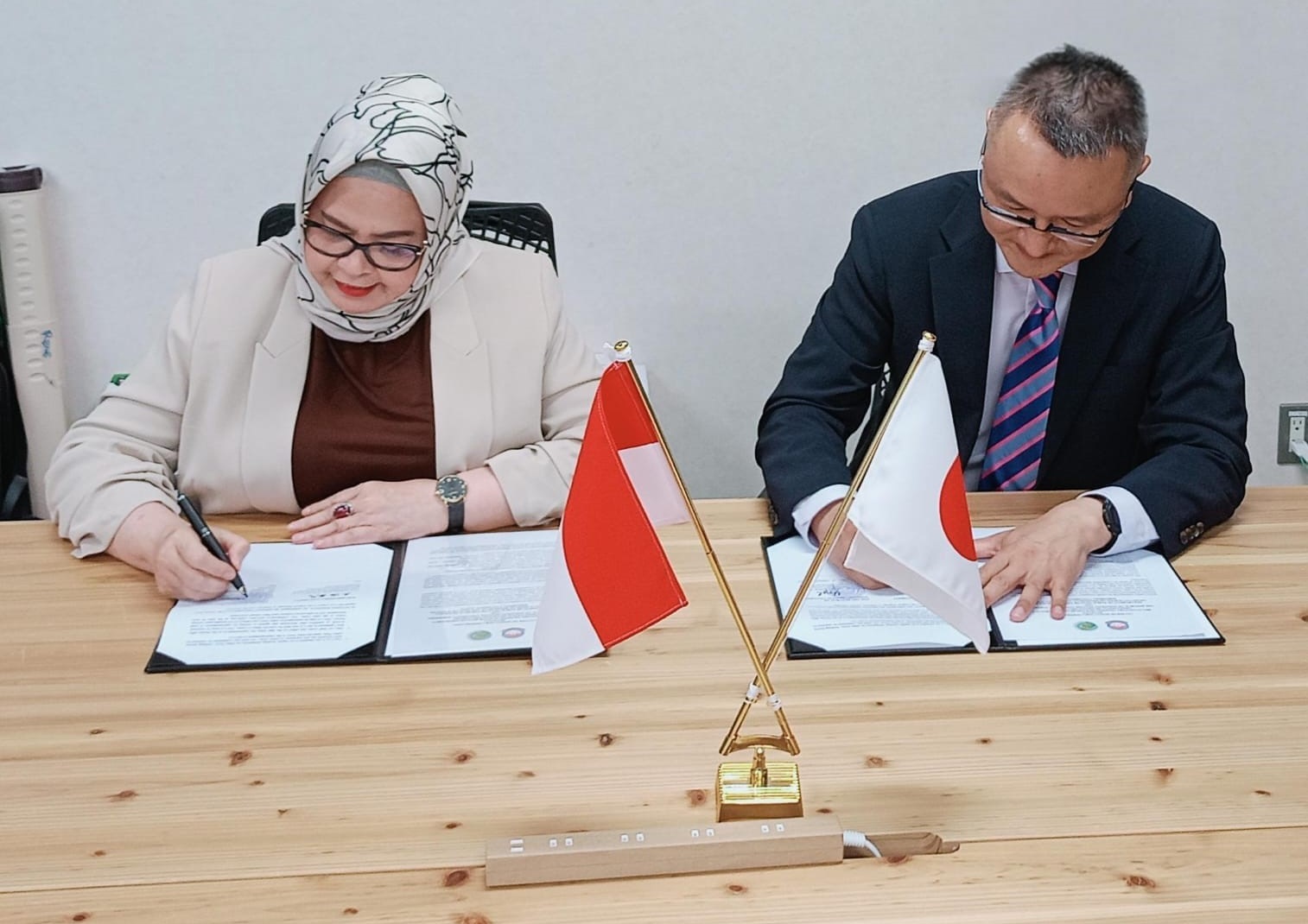 Chair of Multheor Unhan RI sekaligus Dekan FFM Unhan RI Tandatangani LoI for Cooperation dengan Head of Department of Public Health and Health Policy Hiroshima University